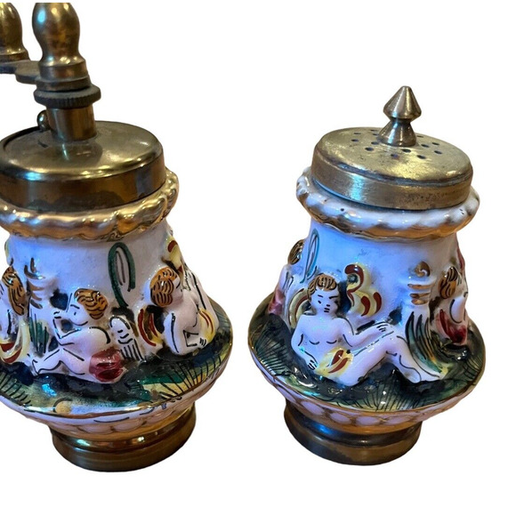 Rare Capodimonte Porcelain & Brass Salt Shaker & Pepper Grinder Works No chips - Picture 2 of 7